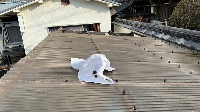 加古郡稲美町でガレージ屋根のポリカ波板を交換する前の様子