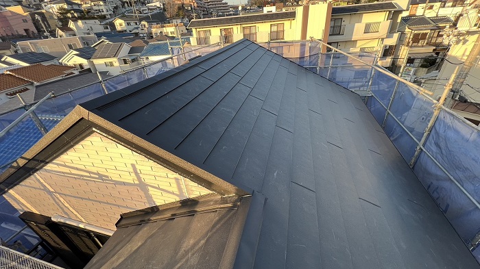 神戸市中央区で屋根重ね葺き工事を行ったガルバリウム鋼板屋根