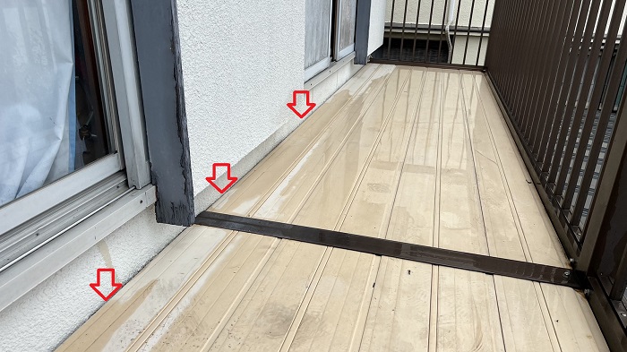 神戸市須磨区でバルコニー床の雨漏り応急処置を行う前の様子
