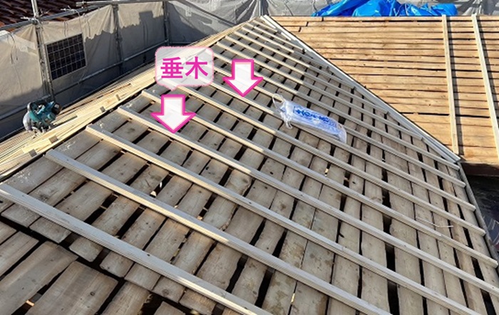 雨漏りしている陶器瓦の貼り替えで垂木を取り付けている様子
