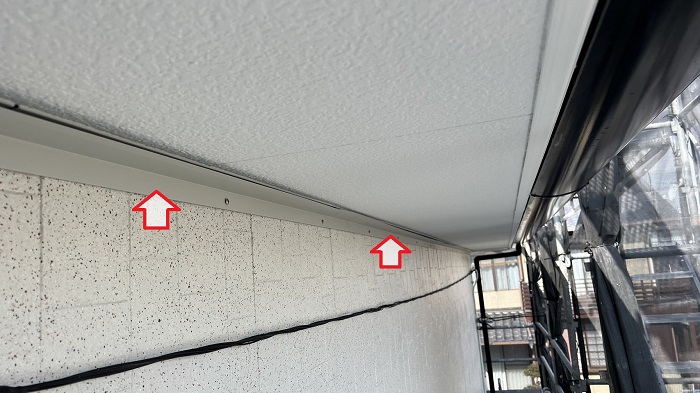 屋根と外壁の隙間に貼った板金