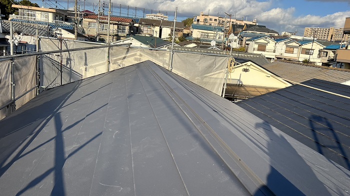 神戸市垂水区で屋根カバー工事の費用紹介をした後のガルバリウム鋼板屋根材