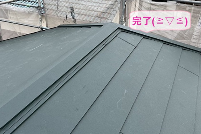 神戸市須磨区でスーパーガルテクトのジェイドモスグリーンを用いた屋根カバー工法が完了した現場の様子