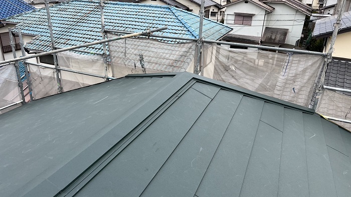 三木市でコロニアル屋根への重ね葺き工事が完了した様子
