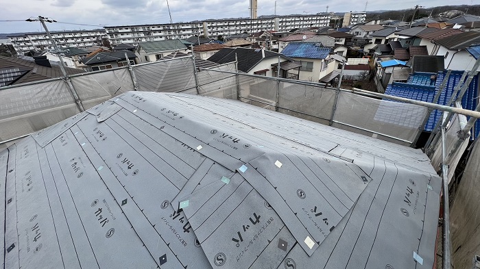 コロニアル屋根の上から防水シート貼り完了