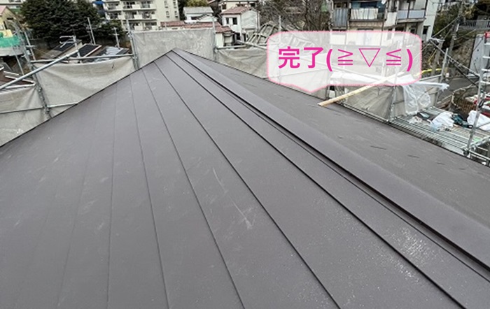 神戸市兵庫区で戸建て陶器瓦をSGL鋼板屋根材へ貼り替えて屋根を軽量化した現場の様子