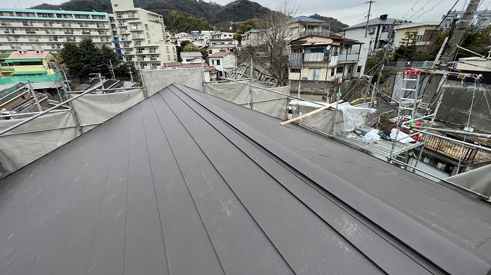 神戸市兵庫区で屋根耐震工事を行った後の金属屋根