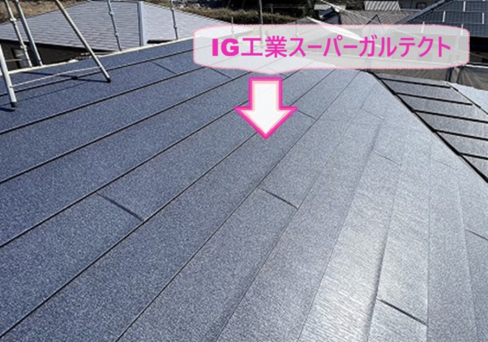 太陽光パネルの取り外しを伴う屋根重ね葺き工事でIG工業スーパーガルテクトを葺いている様子