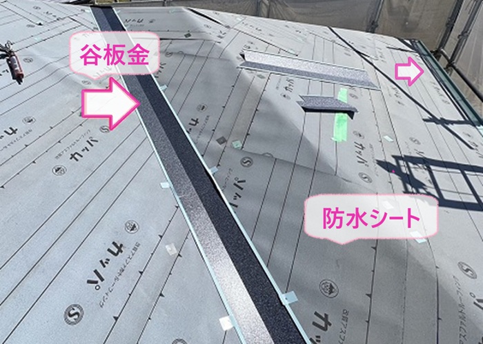 太陽光パネルの取り外しを伴う屋根重ね葺き工事で防水シートを貼っている様子
