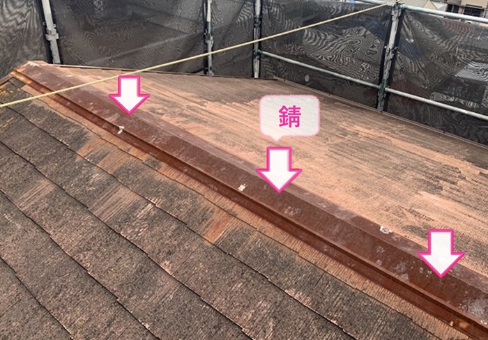 神戸市北区のコロニアル屋根の既存の棟包みが錆びている様子