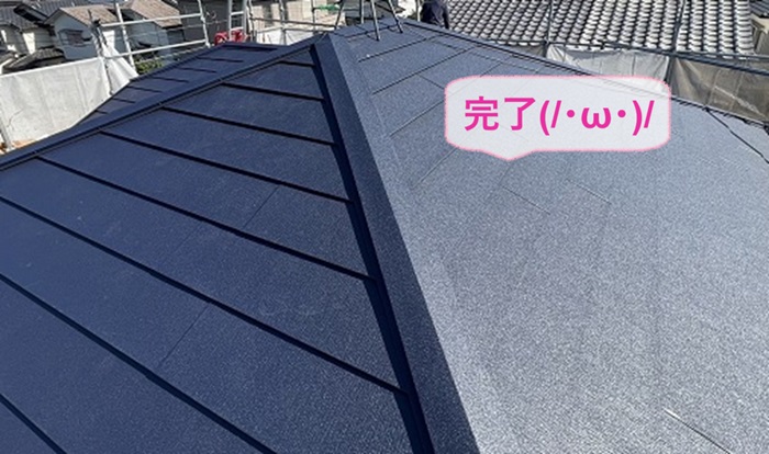 三木市の半切妻形状のカラーベスト屋根へ断熱屋根材をカバーする工事が完了した現場の様子