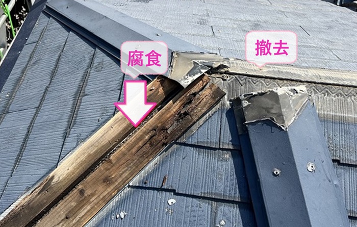 塗装済みカラーベストのカバー工事で既存の棟板金を撤去している様子