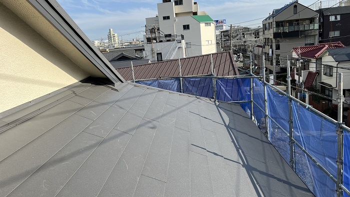 神戸市東灘区でコロニアル屋根へカバー工事した後の様子