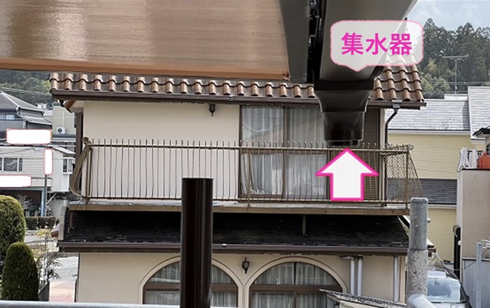 集合住宅の２階軒樋交換で集水器を取り付けている様子