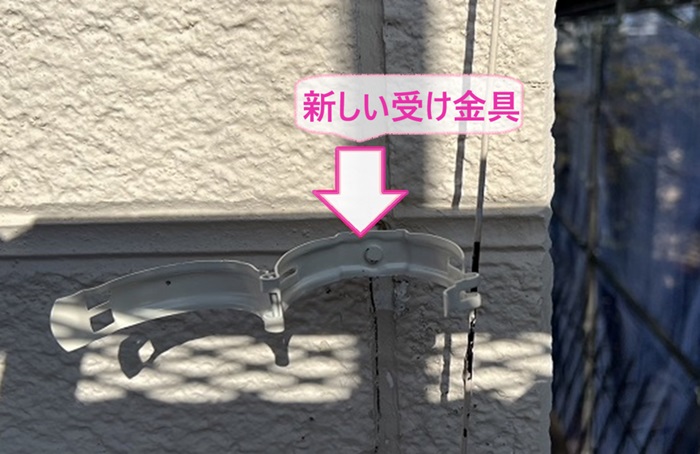 神戸市中央区の雨樋取り替えで竪樋の新しい受け金具を取り付けている様子