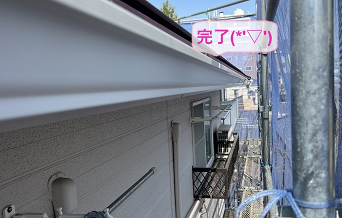 神戸市中央区でシルビスケアPC77を使用した２階部分の軒樋取り替えが完了した現場の様子