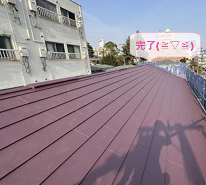 神戸市中央区で化粧スレートを撤去せず金属屋根へ改修する工事が完了した現場の様子