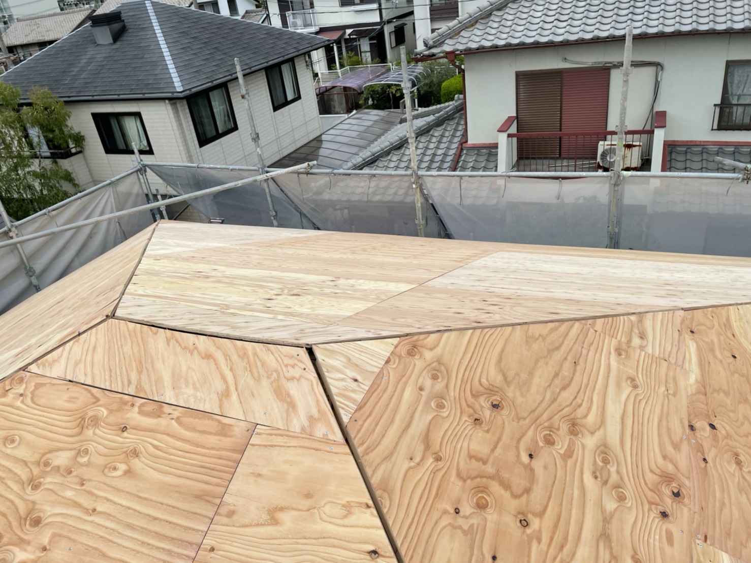 神戸市での屋根葺き直し工事で新しい屋根下地が完成した様子