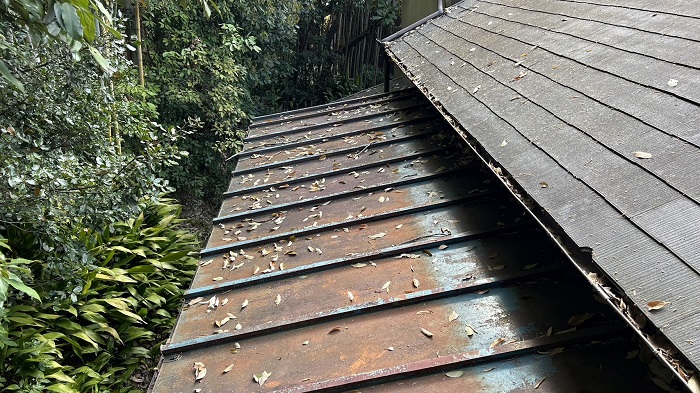 神戸市西区で物置屋根の重ね葺き工事を行う前の錆びた瓦棒屋根