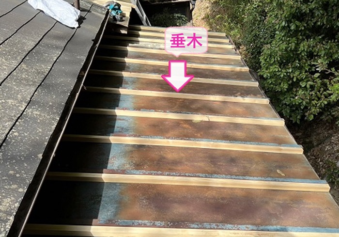 瓦棒屋根の改修工事で垂木を取り付けている様子