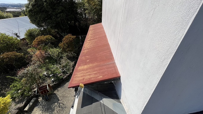 三田市で庇屋根の貼り替え工事を行う前のトタン屋根