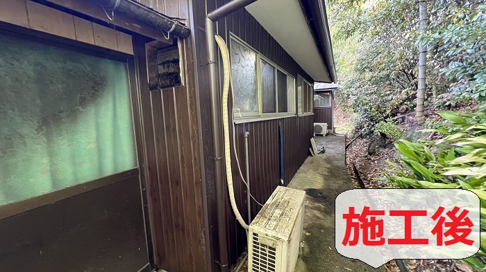 姫路市近隣地域でトタン製の外壁の腐食を防ぐため木目調のヨドプリントへ貼り替え工事を行った後の様子