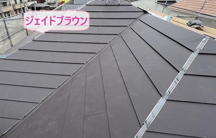 寄棟スレート屋根のカバー工事でIG工業スーパーガルテクトのジェイドブラウンを使用した様子
