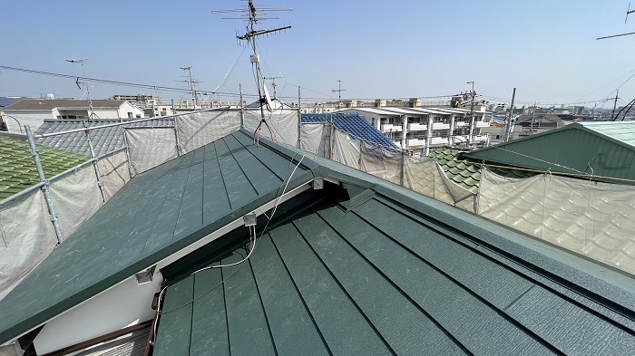 尼崎市で屋根の通気断熱工事を行った後のガルバリウム鋼板屋根