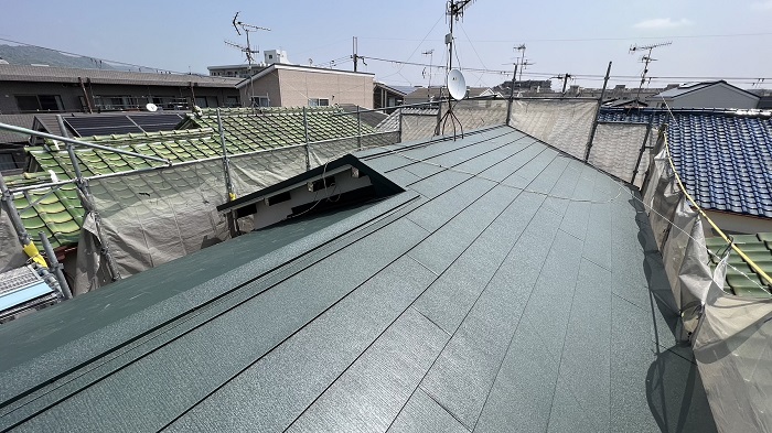尼崎市でガルバリウム鋼板製の屋根材を葺いた様子