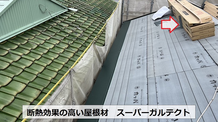 尼崎市での屋根通気断熱工事で使用するガルバリウム鋼板製の屋根材