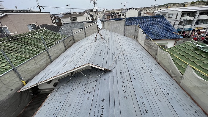 尼崎市での屋根通気断熱工事で防水シートを貼った様子