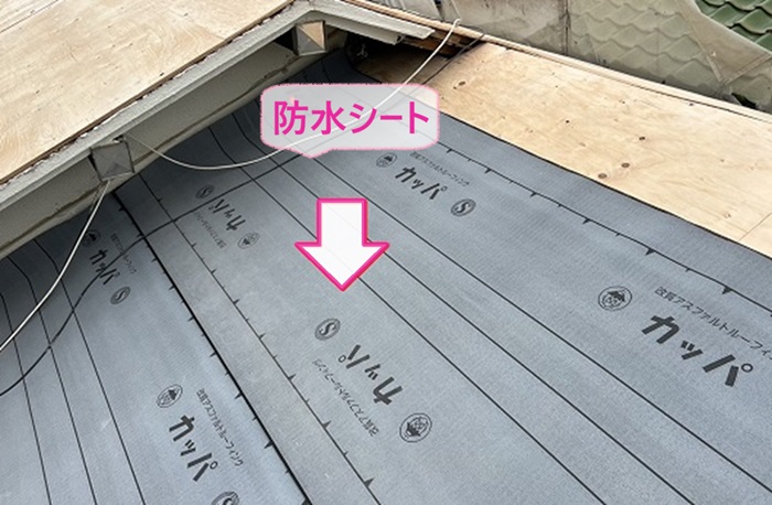 尼崎市の瓦屋根の貼り替えで防水シートを貼っている様子