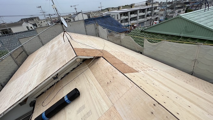 尼崎市での屋根通気断熱工事で屋根下地が完成