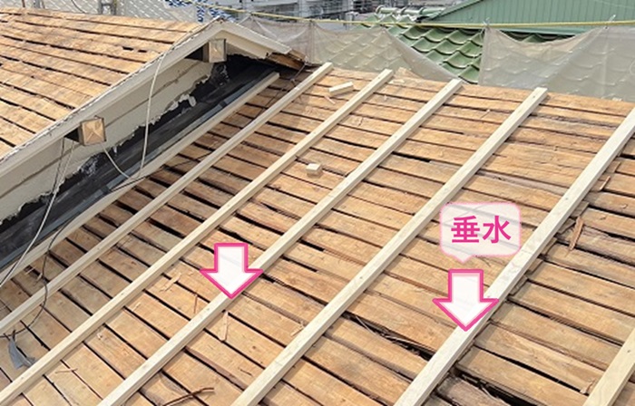 瓦屋根の貼り替えで屋根下地に垂木を取り付けている様子