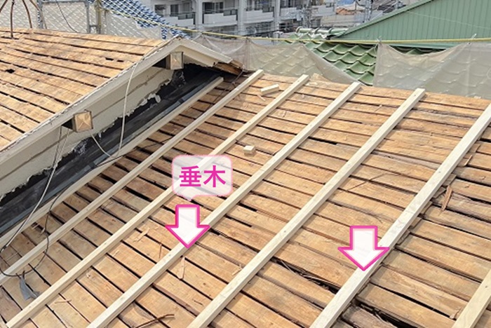 加古郡播磨町で既存の瓦屋根を撤去して垂木を取り付けている様子