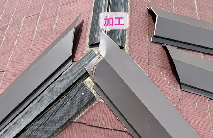寄棟形状の屋根の棟包みの取り替えで棟板金を加工している様子