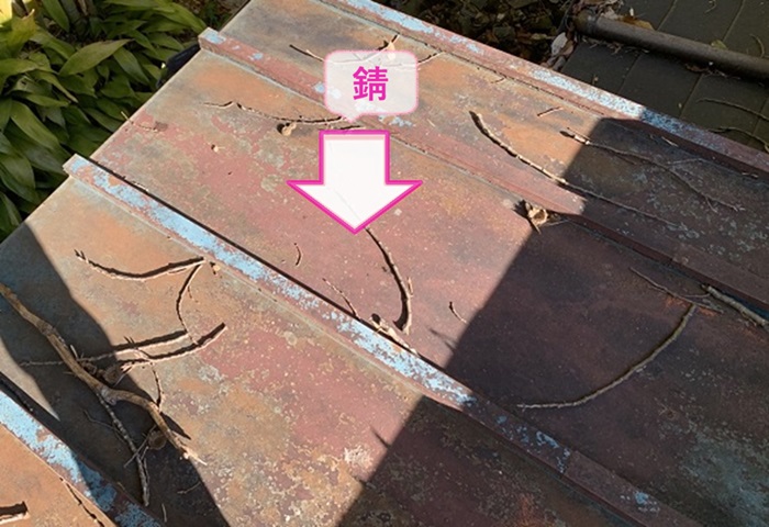 神戸市西区で改修工事をする既存の瓦棒屋根が錆びている様子
