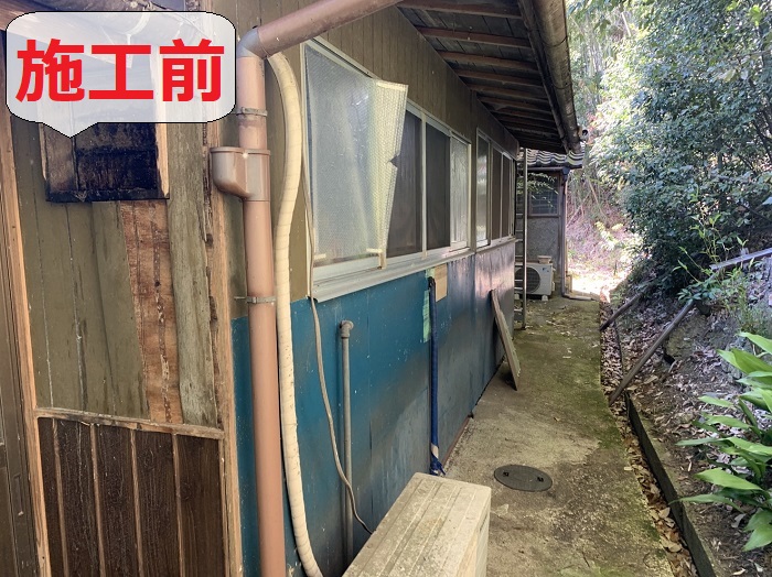 姫路市近隣地域でトタン製の外壁の腐食を防ぐため木目調のヨドプリントへ貼り替え工事を行う前の様子