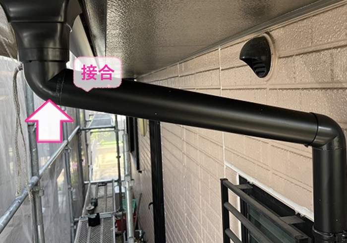 姫路市の軒樋交換で新しい竪樋を取り付けて集水器と接合している様子