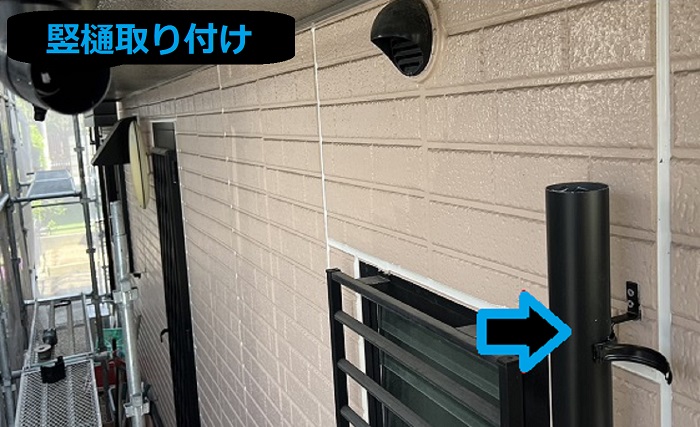 市川町で雨樋の修理交換としてオーバーフロー対策にＰＣ７７を使用する現場で竪樋取り付け