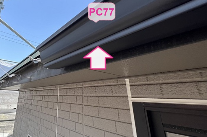 姫路市の軒樋交換で新しい軒樋のPC77を取り付けている様子
