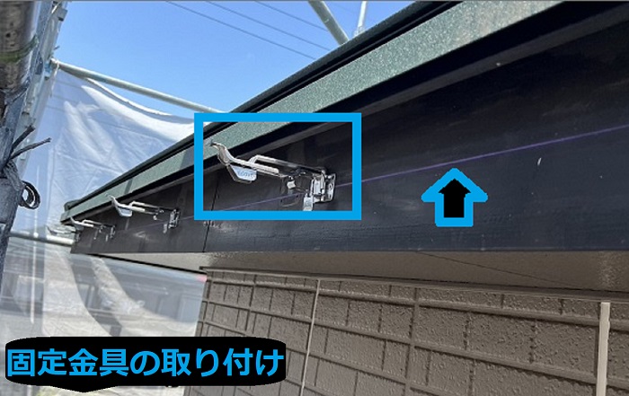 市川町で雨樋の修理交換としてオーバーフロー対策にＰＣ７７を使用する現場で固定金具取り付け