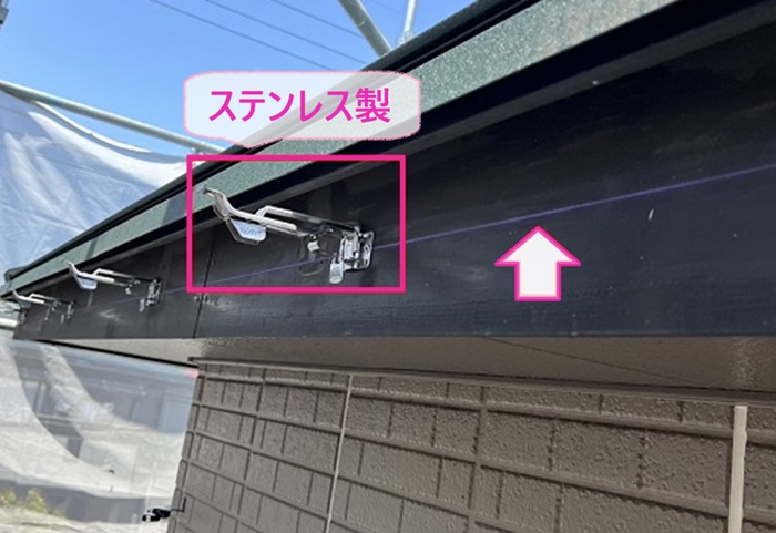 姫路市の軒樋交換で新しくステンレス製の金具を取り付けている様子