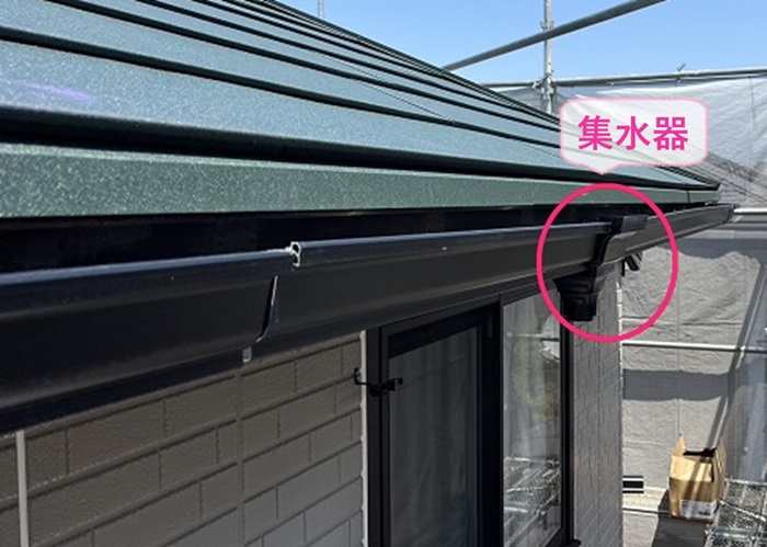 姫路市の軒樋交換で新しい集水器を取り付けている様子