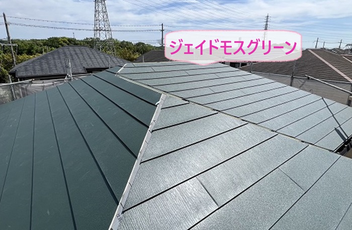 神戸市須磨区の屋根カバー工法でスーパーガルテクトのジェイドモスグリーンを使用している様子