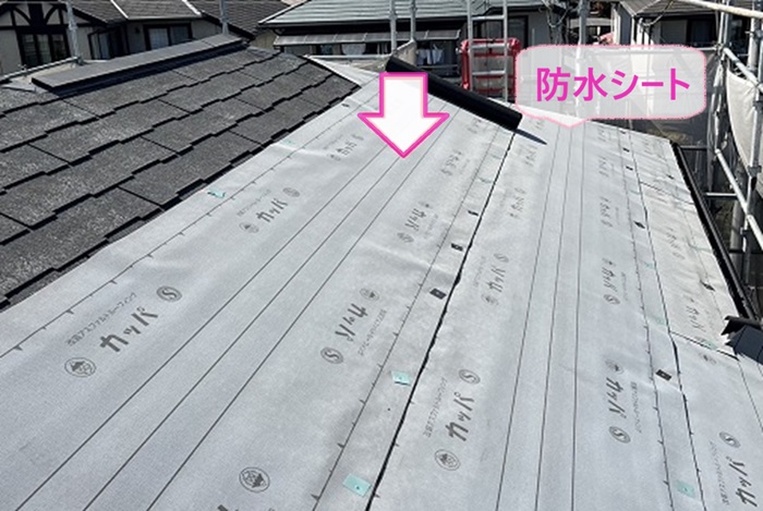 神戸市須磨区の屋根カバー工法で防水シートを貼っている様子