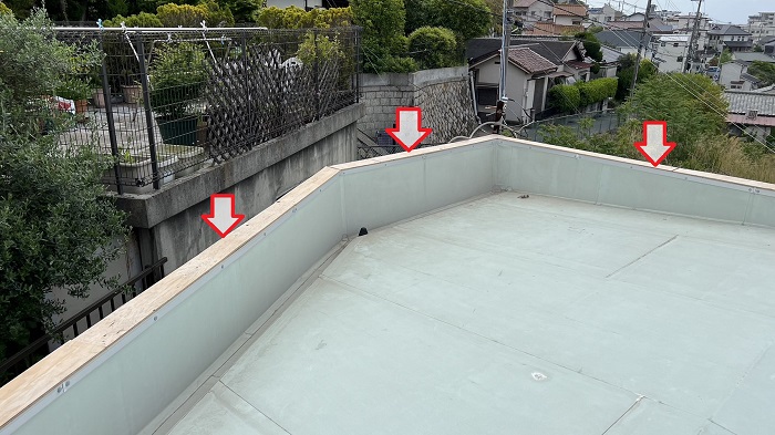 屋上の笠木板金交換で下地用合板を増し貼りした様子