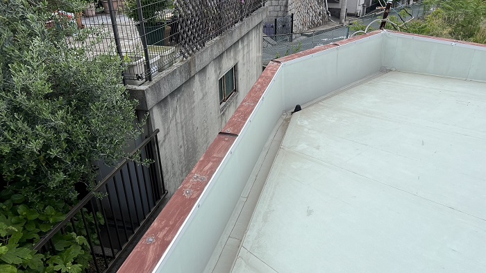 神戸市垂水区で屋上の笠木板金を交換する前の様子