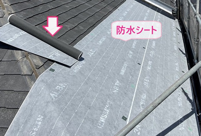 西宮市の屋根カバー工法で防水シートを貼っている様子