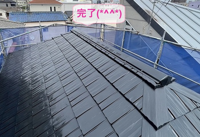 神戸市で錆びない屋根材を用いた海沿いの戸建ての屋根葺き替えリフォームが完了した現場の様子